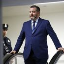 EEUU: Senador Cruz saludó a hombre con coronavirus