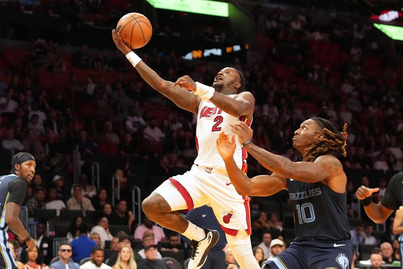 Terry Rozier (2) del Heat de Miami penetra hacia la canasta en un juego ante los Grizzlies de Memphis, el viernes 17 de octubre de 2025, en Miami. (AP Foto/Marta Lavandier)