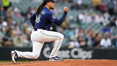 El abridor de los Marineros de Seattle Luis Castillo reacciona tras retirar a los bateadores que enfrentó en el cuarto inning del juego de la MLB contra los Atléticos de Oakland, el 22 de mayo de 2023, en Seattle. (AP Foto/Lindsey Wasson)