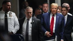 ARCHIVO - El expresidente estadounidense Donald Trump sale de la corte penal de Manhattan, el 15 de febrero de 2024, en Nueva York. (AP Foto/Mary Altaffer, archivo)