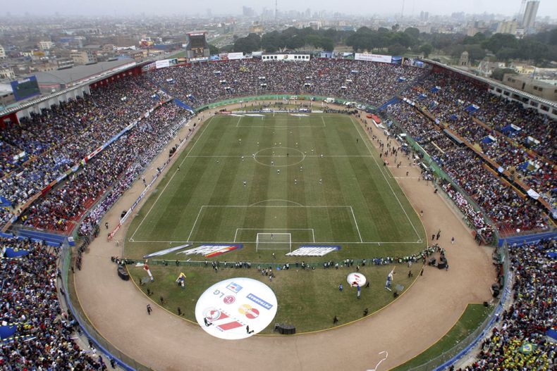 Aficionados peruanos entran al Estadio Nacional en la final de la Copa Am&eacute;rica entre Brasil y Argentina el viernes, 11 de octubre de 2013, en Lima. Lima fue elegida como sede de los Juegos Panamericanos de 2019 el viernes, 11 de octubre de 2013. (A