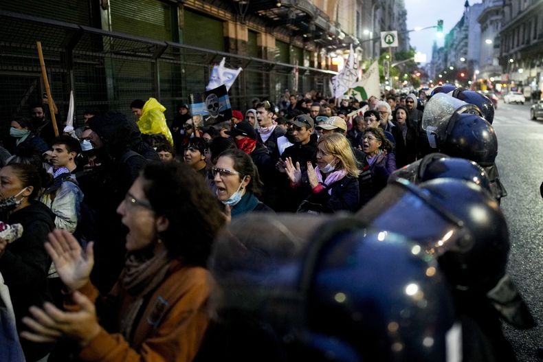 ARCHIVO - Manifestantes protestan por el cese de trabajadores estatales y por las políticas de ajuste del presidente Javier Milei a las afueras del Congreso después de que su gobierno decidiera recortar 15.000 puestos de trabajo públicos en los últimos tres meses en Buenos Aires, Argentina, el 12 de abril de 2024. El gobierno de Milei anunció el 6 de junio de 2024 la eliminación definitiva de la subsecretaría a la que había quedado reducido el antiguo Ministerio de Mujeres, Género y Diversidades. (AP Foto/Natacha Pisarenko, Archivo)