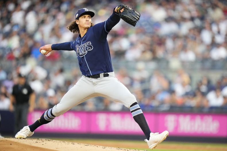 Tyler Glasnow de los Rays de Tampa Bay lanza en la primera entrada del encuentro ante los Yanquis de Nueva York el lunes 31 de julio del 2023. (AP Foto/Frank Franklin II)