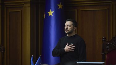 En esta imagen proporcionada por el servicio de prensa del presidente de Ucrania el 19 de noviembre de 2024, el presidente, Volodymyr Zelenskyy, escucha el himno nacional antes de su discurso en el Verkhovna Rada en Kiev, Ucrania. ( Servicio de prensa del presidente de Ucrania via AP)