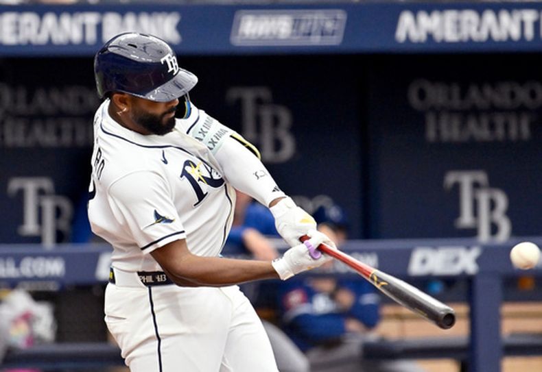 Junior Caminero, de los Rays de Tampa Bay, conecta un jonrón durante la quinta entrada de un partido de béisbol contra los Reales de Kansas City, el jueves 25 de junio de 2026, en St. Petersburg, Florida. (Foto AP/Jason Behnken)