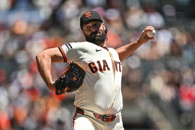 El lanzador de los Gigantes de San Francisco, Robbie Ray, realiza un lanzamiento hacia un bateador de los Bravos de Atlanta durante la primera entrada de un partido de béisbol, el domingo 28 de junio de 2026, en San Francisco. (Foto AP/Justine Willard)