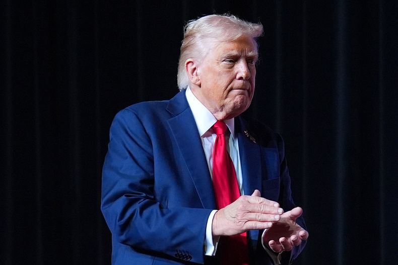 El presidente Donald Trump tras hablarle a militares en la Base de la Infantería de Marina en Quantico, Virginia, el 30 de septiembre del 2025. (AP foto/Evan Vucci)