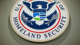 ARCHIVO - El logotipo del Departamento de Seguridad Nacional durante una conferencia de prensa en Washington, el 25 de febrero de 2015. (AP Foto/Pablo Martínez Monsiváis/Archivo)