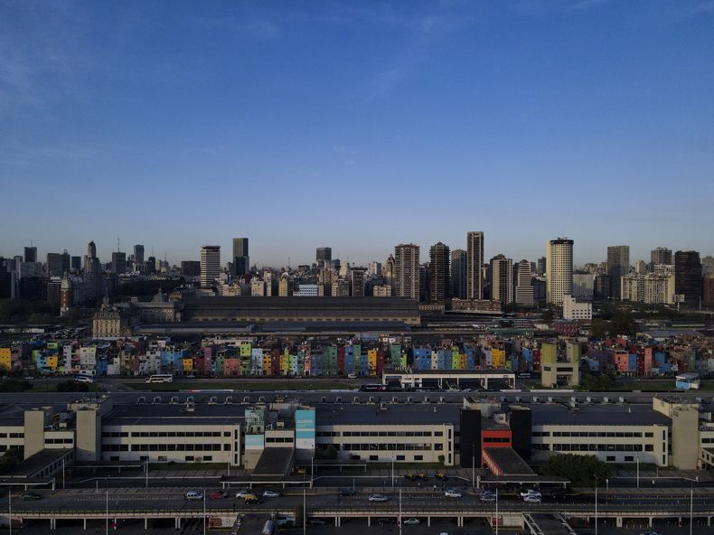 Archivo - Edificios residenciales cubiertos de color en Barrio 31, un vecindario de clase trabajadora en el centro de Buenos Aires, Argentina, 20 de septiembre de 2024. (AP Foto/Natacha Pisarenko, Archivo)
