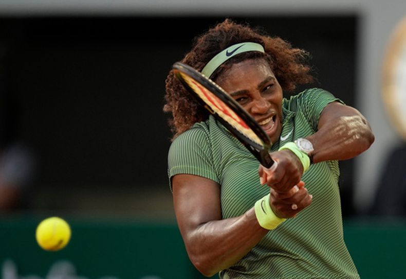 ARCHIVO - Serena Williams devuelve ante Mihaela Buzarnescu durante la segunda ronda de Roland Garros, el 2 de junio de 2021, en París. (AP Foto/Thibault Camus)