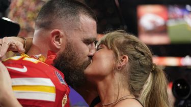 Taylor Swift besa al tight end de los Chiefs de Kansas City Travis Kelce tras la victoria ante los 49ers de San Francisco en el Super Bowl 58, el domingo 11 de febrero de 2024, en Las Vegas. (AP Foto/Brynn Anderson)