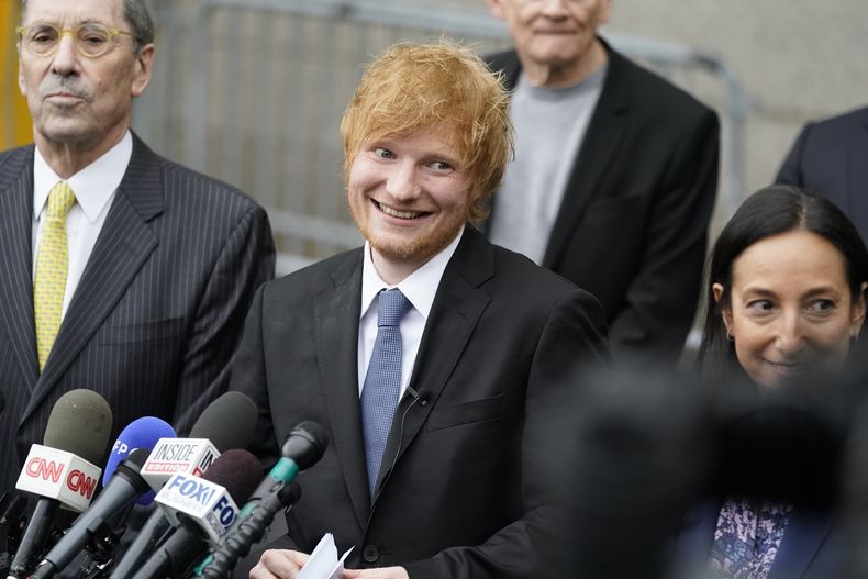 El músico Ed Sheeran se prepara para hablar con medios de comunicación fuera de una Corte Federal en Nueva York tras ganar su juicio por violaciones a los derechos de autor el jueves 4 de mayo de 2023 en Nueva York. Un jurado federal concluyó que Sheeran no plagió componentes clave del clásico de Marvin Gaye de la década de 1970 Lets Get It On cuando creó su éxito Thinking Out Loud. (Foto AP/John Minchillo)