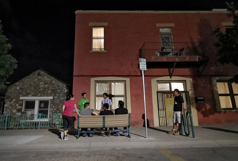 ARCHIVO - Padres inmigrantes charlan afuera del albergue de Casa Anunciación, el 26 de junio de 2018, en El Paso, Texas. (AP Foto/Matt York, Archivo)