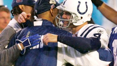 ARCHIVO - El pateador de los Colts de Indianápolis, Adam Vinatieri (4), abraza al entrenador Tony Dungy en los instantes finales del cuarto cuarto del partido de fútbol americano del Super Bowl XLI contra los Bears de Chicago en el Dolphin Stadium de Miami, el 4 de febrero de 2007. (Foto AP/Chris OMeara, Archivo)