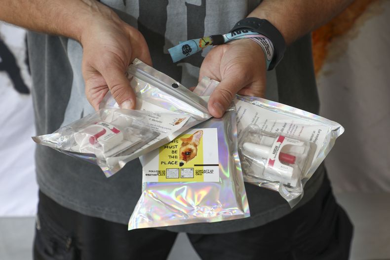 William Perry, fundador de This Must Be The Place, sostiene dosis de naloxona gratuitas para distribuirlas entre los asistentes al Governors Ball Music Festival el domingo 9 de junio de 2025, en Flushing Meadows Corona Park en el distrito de Queens de Nueva York. (Foto Andy Kropa/Invision/AP)