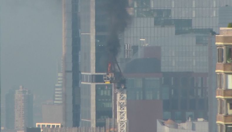 El incendio de una grúa de construcción en Manhattan el 26 de julio de 2023. (WABC via AP)