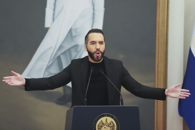 El presidente salvadoreño, Nayib Bukele, durante una conferencia de prensa en San Salvador, El Salvador, el martes 14 de enero de 2025. (AP Foto/Salvador Melendez)