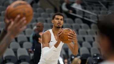 Victor Wembanyama, astro francés de los Spurs de San Antonio, durante el calentamiento previo al partido contra el Heat de Miami, el jueves 30 de octubre de 2025 (AP Foto/Darren Abate)