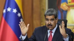 El presidente venezolano Nicolás Maduro ofrece una conferencia de prensa en el palacio presidencial de Miraflores en Caracas, Venezuela, el miércoles 31 de julio de 2024. (AP Foto/Matías Delacroix)