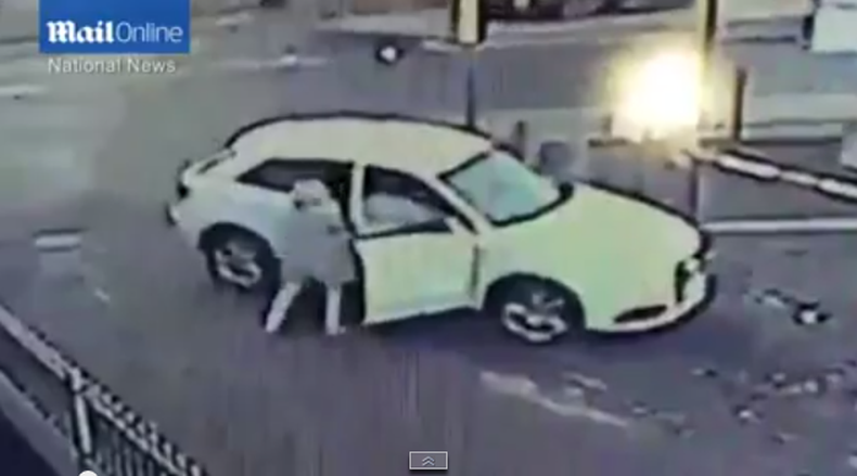 Un video registró el momento en el que Deborah Fielding, de 52 años, logró expulsar al delincuente luego de haber sido arrastrada por el auto durante el forcejeo