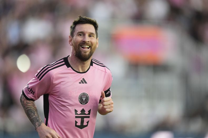 Lionel Messi festeja tras anotar un gol para el Inter Miami ante Orlando City en el partido de la MLS, el sábado 2 de marzo de 2024, ante Orlando City. (AP Foto/Rebecca Blackwell)
