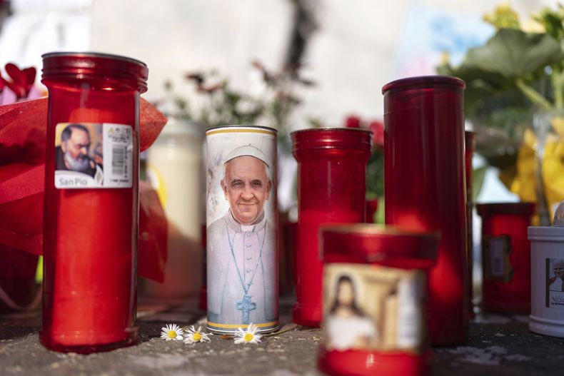 En la imagen, velas encendidas en el exterior del hospital Agostino Gemelli de Roma, el 3 de marzo de 2025. El papa Francisco está hospitalizado en el centro desde el 14 de febrero. (AP Foto/Mosaab Elshamy)