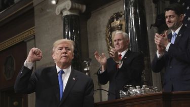 Análisis: Entre potentes imágenes, Trump da pocas soluciones