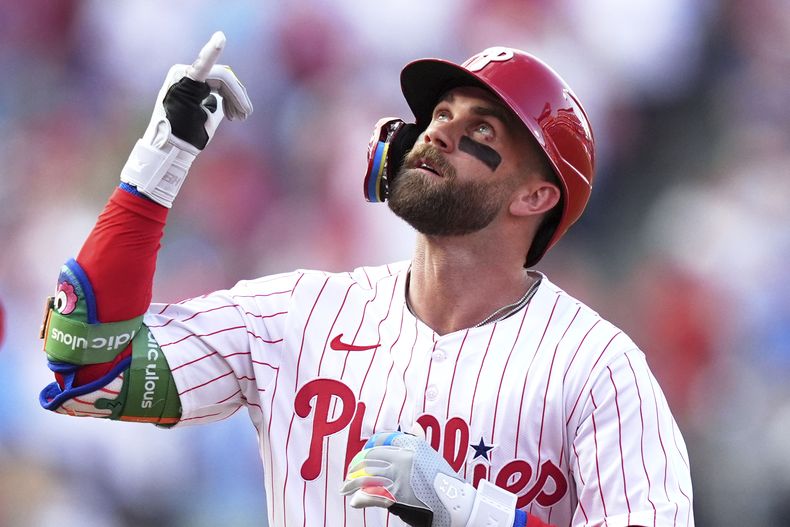Bryce Harper de los Filis de Filadelfia reacciona tras batear un jonrón ante los Medias Rojas de Boston, el miércoles 23 de julio de 2025. (AP Foto/Matt Slocum)
