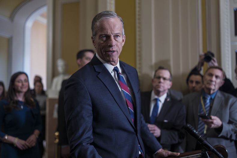El líder de la mayoría en el Senado, John Thune, habla sobre el plan de inmigración de los legisladores republicanos en el Capitolio de Washington el martes 14 de enero de 2025. (AP Foto/J. Scott Applewhite)
