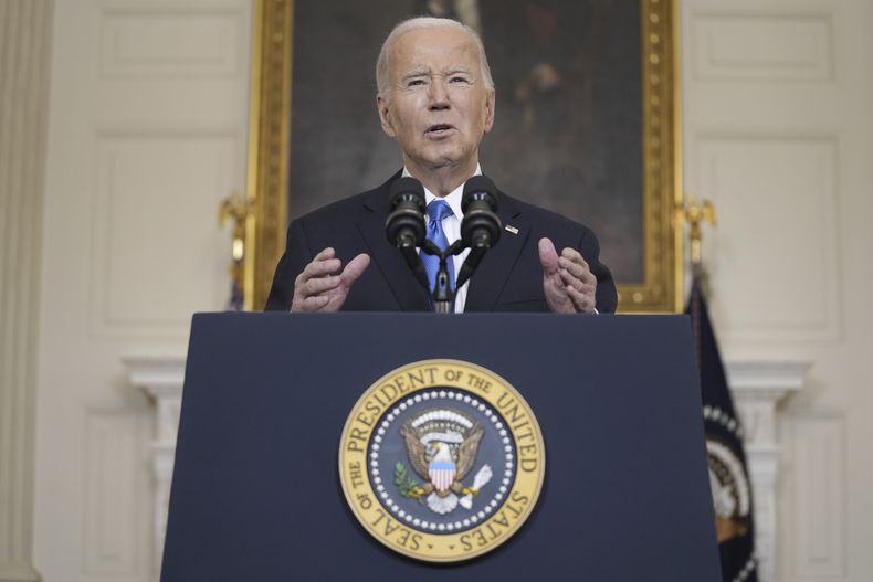 El presidente estadounidense Joe Biden habla sobre el paquete de ayuda a Ucrania e Israel por 95.000 millones de dólares que se debate en el Congreso, en la Sala del Comedor del Estado de la Casa Blanca, el martes 13 de febrero de 2024, en Washington. (AP Foto/Evan Vucci)