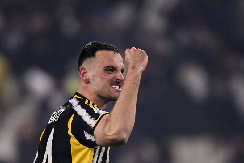 Federico Gatti celebra su gol anotado durante el partido de la Liga Italiana entre Juventus y Nápoles, en el Allianz Stadium en Turín, Italia, el viernes 8 de diciembre de 2023. (Fabio Ferrari/LaPresse via AP)