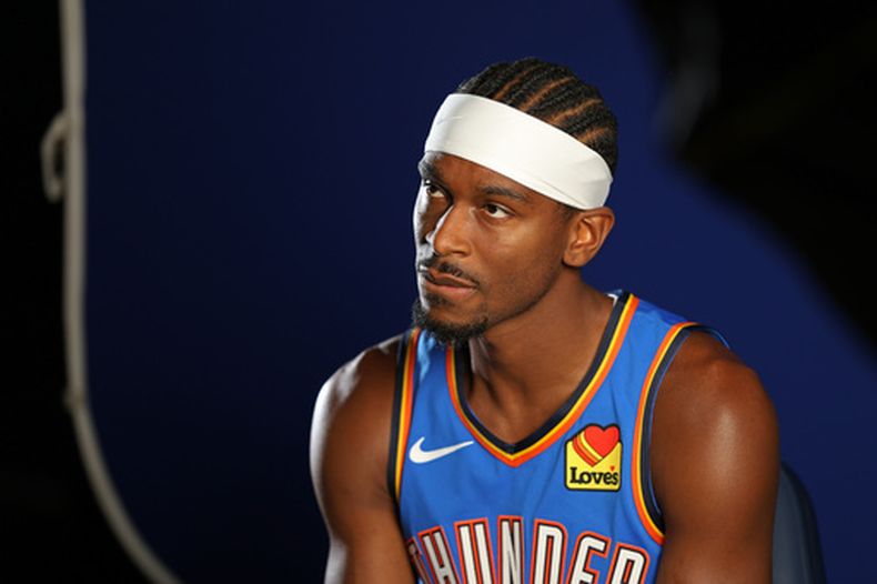 Shai Gilgeous-Alexander, de los Thunder de Oklahoma City, hace una pausa mientras concede una entrevista durante el día de medios del equipo de básquetbol de la NBA, el lunes 28 de septiembre de 2026, en Oklahoma City. (Foto AP/Nate Billings)