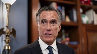 El senador republicano Mitt Romney anuncia que no buscará reelegirse en 2024 durante una sesión con reporteros el miércoles 13 de septiembre de 2023, en su oficina del Capitolio federal, en Washington. (AP Foto/J. Scott Applewhite)