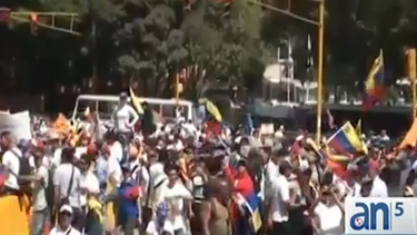 americateve | Este fin de semana la oposición volvió a desbordar las calles, y se siguieron sumando muertes a la lamentable lista que hoy ascendió a 36, incluyendo el asesinato de una mujer embarazada.