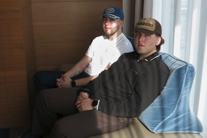 El cantautor mexicano Kevin Kaarl, a la derecha, posa para un retrato con su hermano gemelo y músico Bryan durante una entrevista en la Ciudad de México, el 27 de febrero de 2025. (Foto AP/Berenice Bautista)