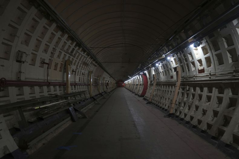 Una vista general de un túnel durante una gira de prensa en los túneles construidos durante la segunda guerra mundial en Londres, el jueves 19 de junio de 2025. (Foto AP/Joanna Chan)