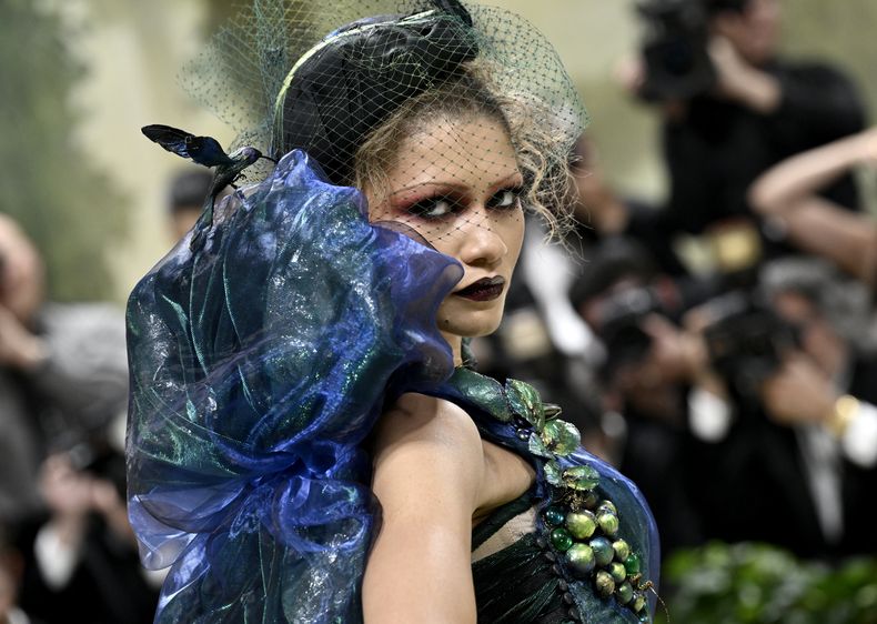 Zendaya llega a la gala benéfica del Instituto del Vestido del Museo Metropolitano de Arte para celebrar la inauguración de la exposición Sleeping Beauties: Reawakening Fashion el lunes 6 de mayo de 2024, en Nueva York. (Foto Evan Agostini/Invision/AP)