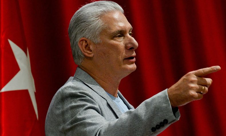 El presidente cubano Miguel Díaz-Canel pronuncia un discurso de bienvenida a los participantes de la caravana Nuestra América Convoy a Cuba en el Palacio de Convenciones, el viernes 20 de marzo de 2026, en La Habana, Cuba. (Adalberto Roque/Foto compartida vía AP)