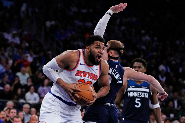 Karl-Anthony Towns, izquierda, de los Knicks de Nueva York, supera a Donte Divincenzo, de los Timberwolves de Minnesota, durante la segunda mitad del juego de baloncesto de la NBA, el miércoles 5 de noviembre de 2025, en el Madison Square Garden, en Nueva York. (AP Foto/Frank Franklin II)