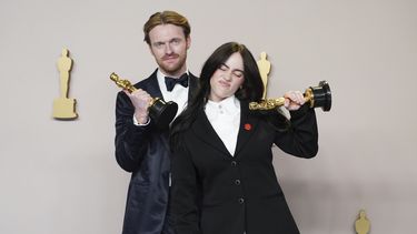 Finneas OConnell y Billie Eilish posan en la sala de prensa con su Oscar por mejor canción original por What Was I Made For? de la película Barbie en la entrega de los Premios de la Academia, el domingo 10 de marzo de 2024, en el Teatro Dolby de Los Ángeles. (Foto por Jordan Strauss/Invision/AP)