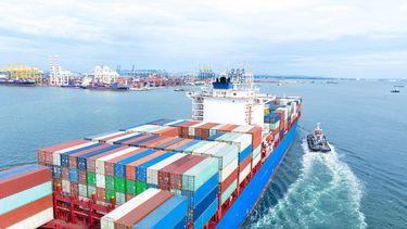 el deficit comercial de ee.uu. alcanzo un record en 2024 debido al aumento de las importaciones.