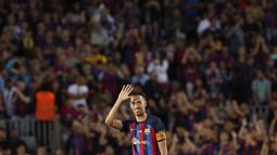 Sergio Busquets, de Barcelona, dice adiós a los fanáticos después de su último partido en casa al final del encuentro de la liga española contra Mallorca en el estadio Camp Nou en Barcelona, España, el domingo 28 de mayo de 2023. Busquets fue contratado por el Inter de Miami, de la MLS, donde jugará con su excompañero en el Barcelona, Lionel Messi. (AP Foto/Joan Monfort)