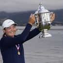 Allisen Corpuz posa con el trofeo de campeona del torneo de golf en el Abierto Femenino de Estados Unidos, en Pebble Beach Golf Links. Domingo 9 de julio de 2023. (AP Foto/Darron Cummings)