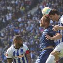 Philipp Hofmann del Bochum y Agustin Maximiliano Rogel del Hertha Berlín saltan por el balón en el encuentro de la Bundesliga en el Estadio Olímpico el sábado 20 de mayo del 2023. (Soeren Stache/dpa via AP)