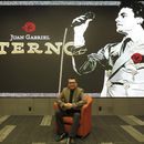 El productor mexicano Guillermo Hernández Galicia posa para un retrato durante una entrevista para promover el álbum Eterno de Juan Gabriel, en la Ciudad de México, el miércoles 3 de septiembre de 2025. (Foto AP/Berenice Bautista)