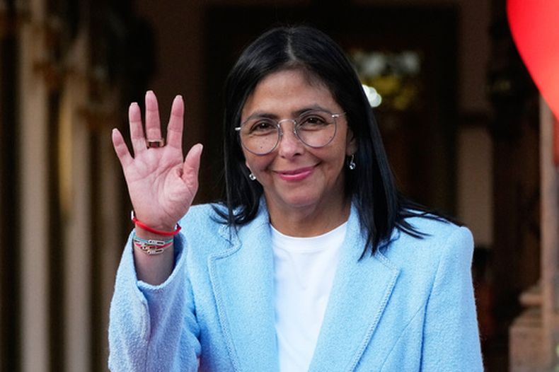 ARCHIVO - La presidenta encargada de Venezuela, Delcy Rodríguez, saluda tras despedirse del secretario de Energía de Estados Unidos, Chris Wright, luego de una reunión en el Palacio de Miraflores, el 11 de febrero de 2026, en Caracas, Venezuela. (AP Foto/Ariana Cubillos, archivo)