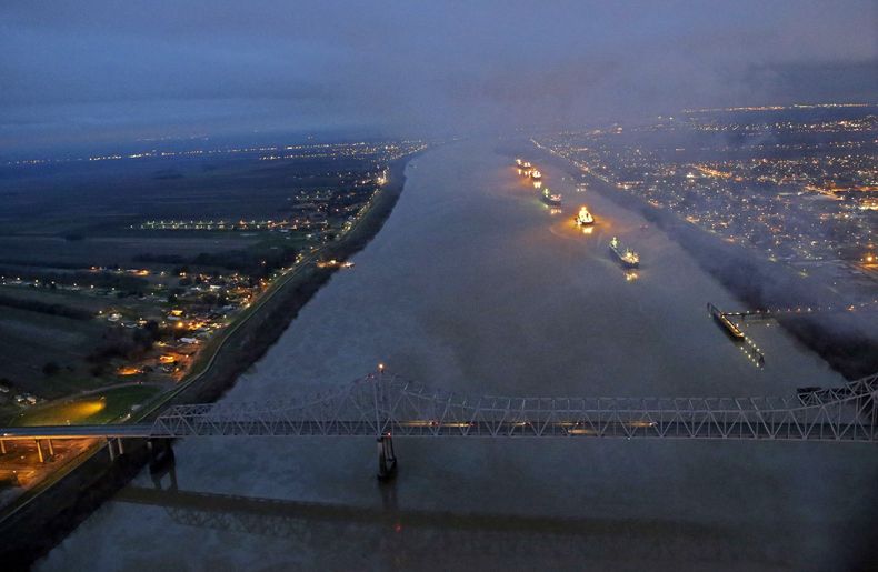 Foto a&eacute;rea del r&iacute;o Mississippi entre Nueva Orleans y Vacherie, Luisiana, con tr&aacute;fico fluvial interrumpido debido a un derrame de crudo el domingo 23 de febrero del 2014. (Foto AP/Gerald Herbert)