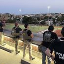 Agentes del Departamento de Policía Metropolitana, del FBI y de Investigaciones de Seguridad Nacional (HIS, por sus siglas en inglés), vigilan un juego de fútbol americano entre Bell Multicultural y Archbishop Carroll, el viernes 12 de septiembre de 2025, en la Secundaria Cardozo en el vecindario de Columbia Heights de Washington. (AP Foto/Pablo Martinez Monsivais)