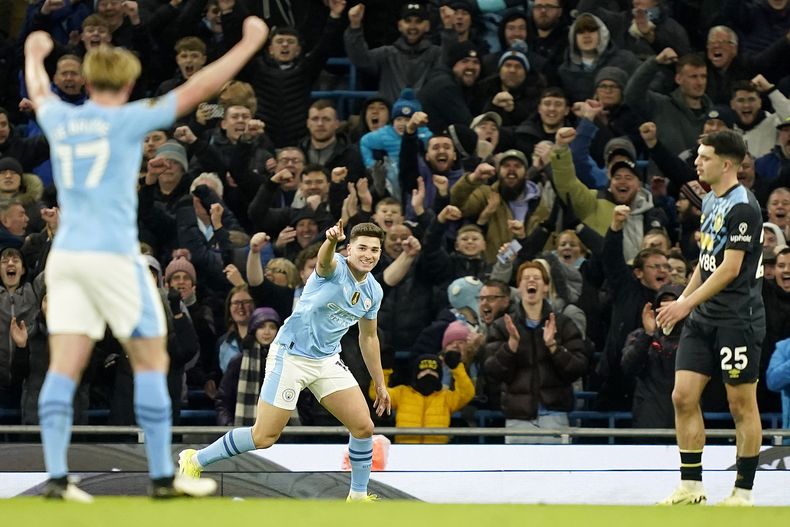 Julián Álvarez festeja tras anotar el segundo gol del Manchester City en la victoria 3-1 ante Burnley en la Liga Premier, el miércoles 31 de enero de 2024, en Manchester. (AP Foto/Dave Thompson)