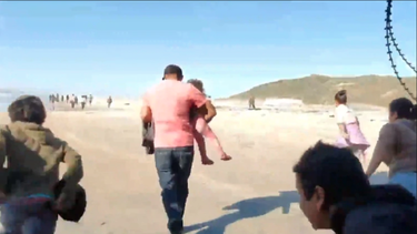 asi fue el masivo cruce de migrantes a eeuu con menores por las playas de tijuana